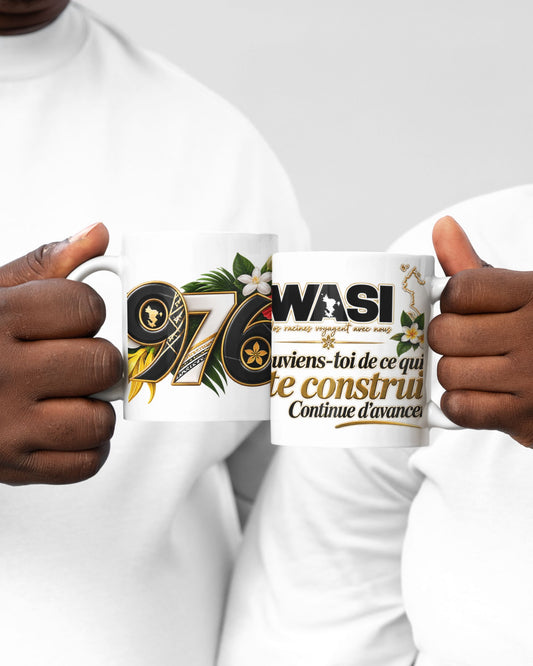 Deux personnes présentent les deux faces du mug 976 Mayotte avec le design floral et le message « Souviens-toi de ce qui te construit. Continue d’avancer. »