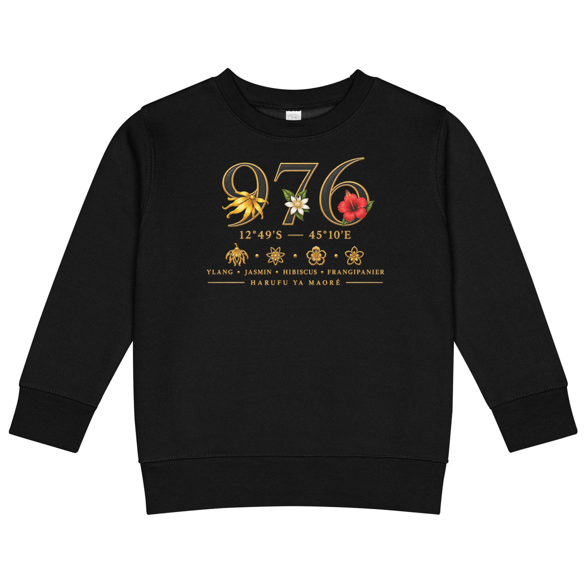 Sweat enfant noir à col rond vu de face, avec chiffres 976 dorés ornés de fleurs d’ylang-ylang, de jasmin et d’hibiscus.