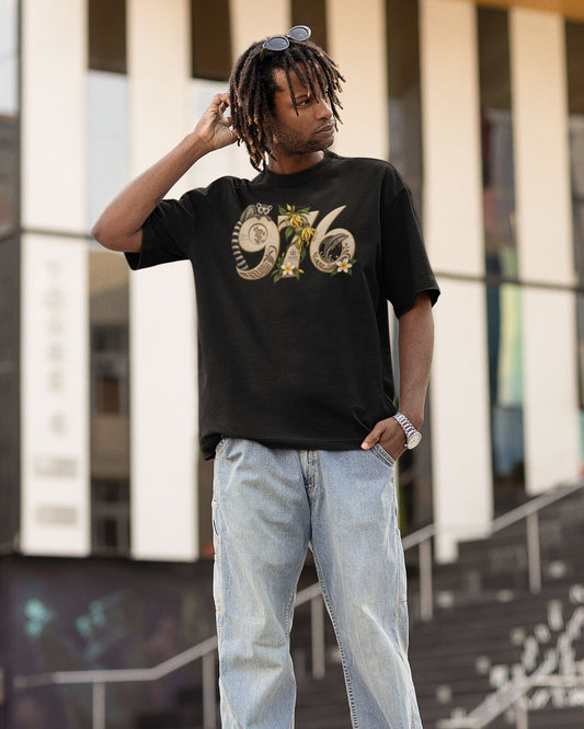 Modèle portant le t-shirt oversize 976 avec motif dauphin inspiré du lagon de Mayotte