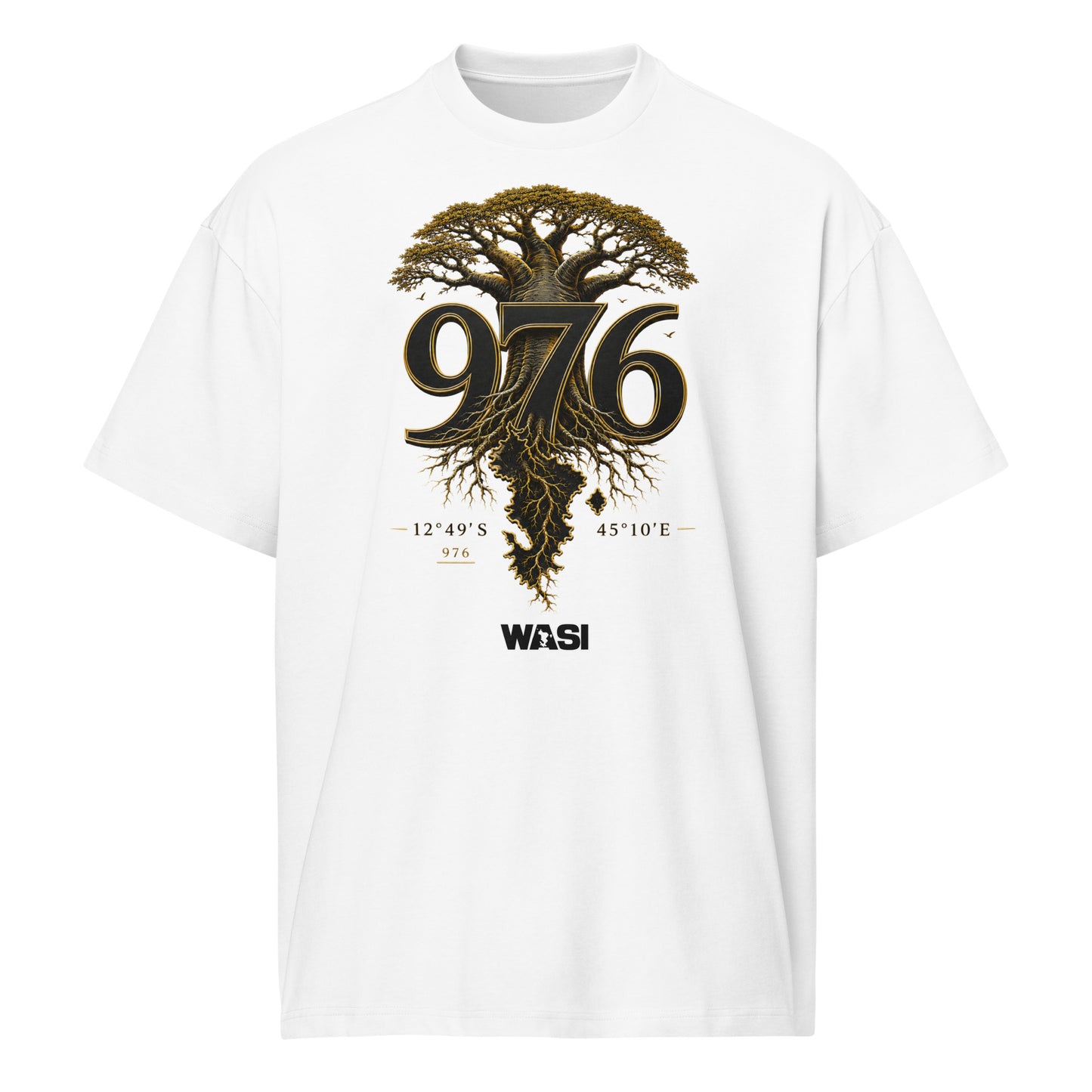 T-shirt blanc unisexe WASI 976 Baobab Roots avec illustration d'un baobab dont les racines dessinent la carte de Mayotte et les coordonnées géographiques 12°49'S 45°10'E.