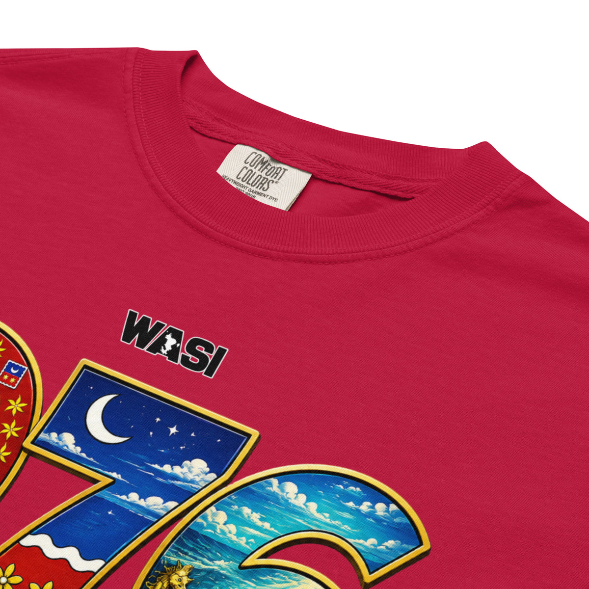 T-shirt rouge unisexe WASI 976 Lagon Mayotte avec illustration du lagon, de la carte de Mayotte et de la biodiversité marine.