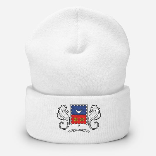 Bonnet blanc à revers vu de face, orné du blason de Mayotte entre deux hippocampes et de l’inscription « Ra Hachiri ».