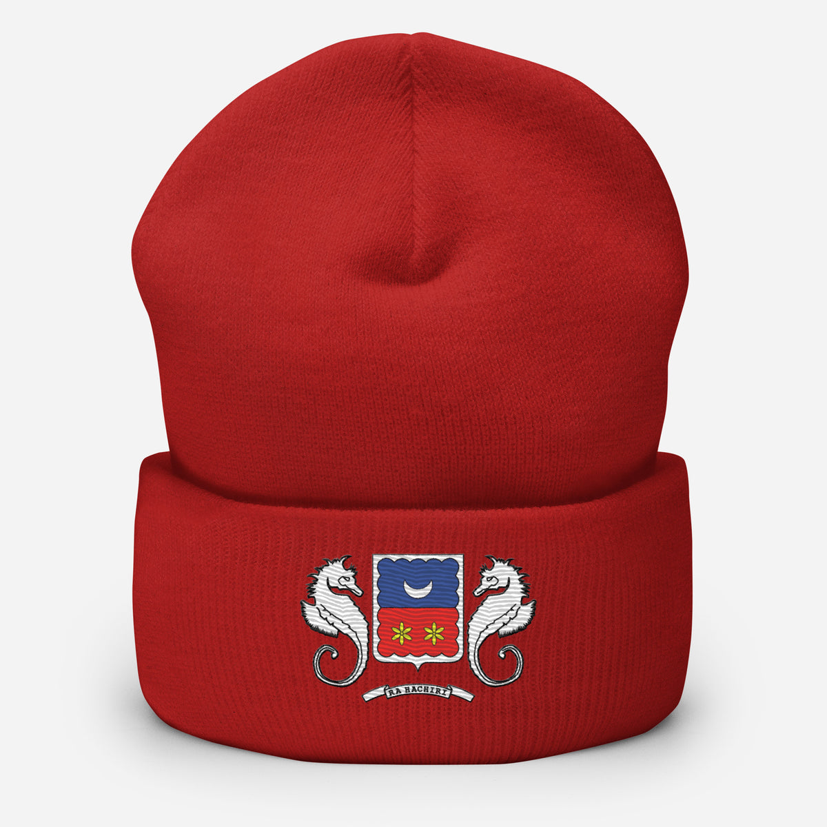 Bonnet rouge à revers vu de face, orné du blason de Mayotte avec deux hippocampes blancs et l’inscription « Ra Hachiri ».