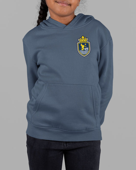 Enfant portant le sweat à capuche bleu marine WASI, avec écusson couronné 976 sur la poitrine et poche kangourou.