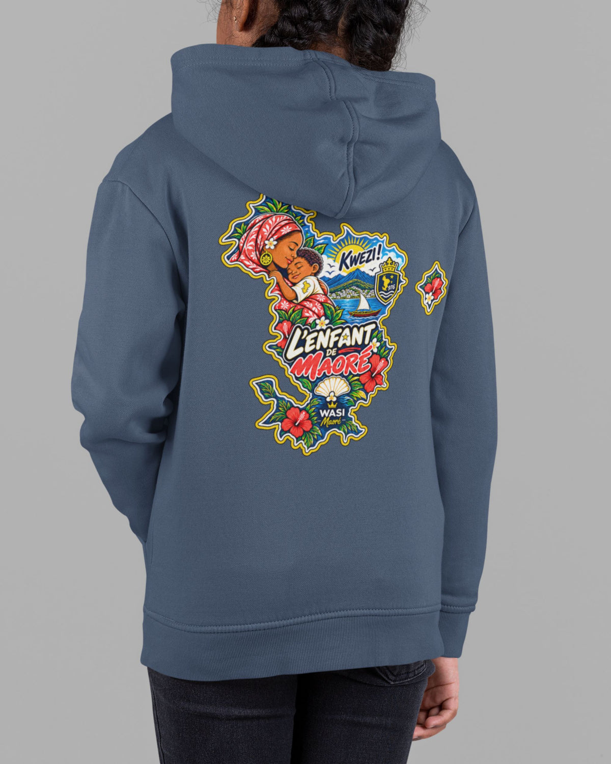  Enfant portant le sweat à capuche bleu marine WASI, avec motif L’Enfant de Maoré représentant une mère et son bébé dans une carte de Mayotte. 