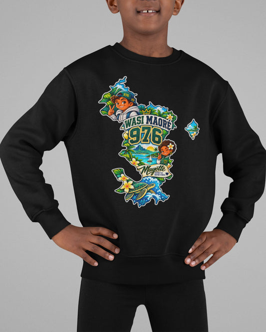 Enfant portant le sweat noir WASI Maoré 976, avec une carte de Mayotte illustrée de personnages, de fleurs et d’une tortue. 