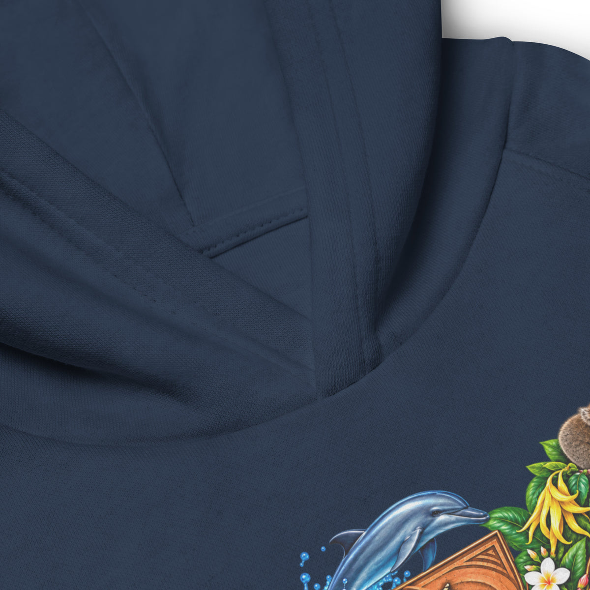  Gros plan sur la capuche et l’encolure du sweat enfant bleu marine, avec une partie du motif 976 coloré