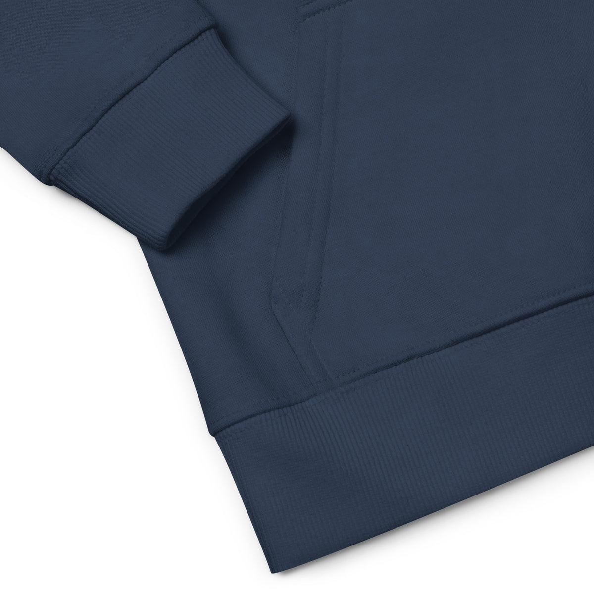 Gros plan sur la poche kangourou, le poignet et le bas en bord-côte du sweat à capuche enfant bleu marine.