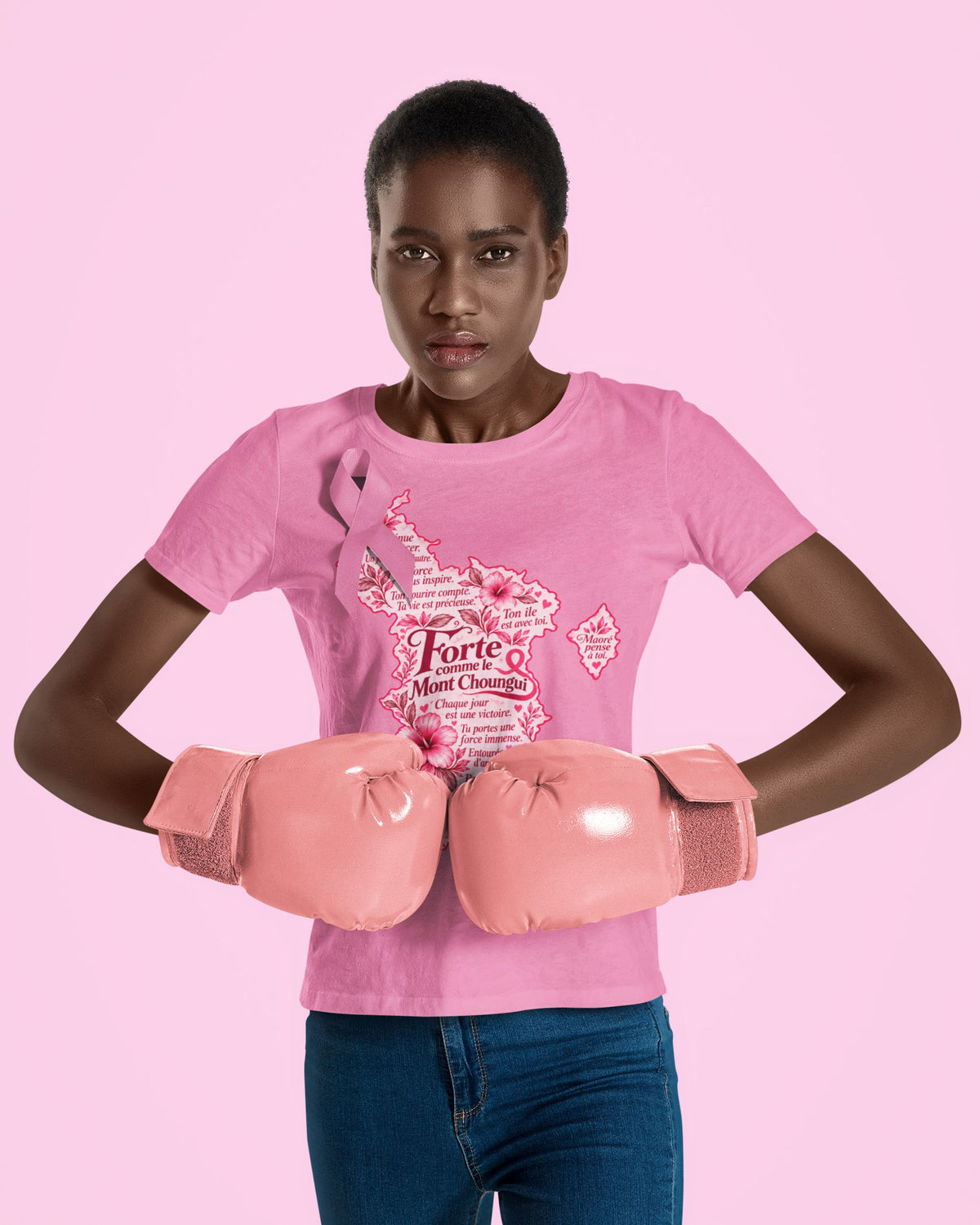Motif Octobre Rose du t-shirt WASI, hommage à Mayotte
