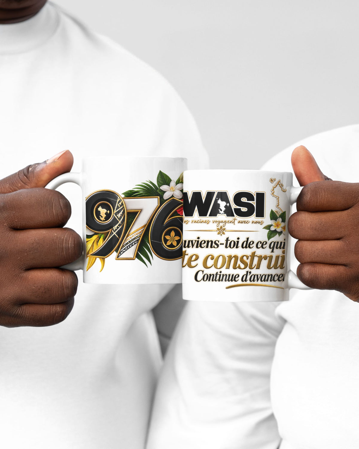 Deux personnes présentent les deux faces du mug 976 Mayotte avec le design floral et le message « Souviens-toi de ce qui te construit. Continue d’avancer. » 