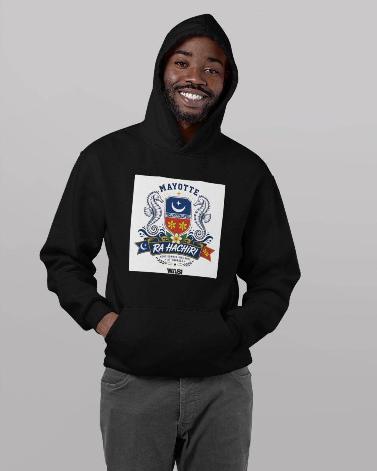 Modèle portant de face le sweat à capuche RA HACHIRI avec drapeau de Mayotte