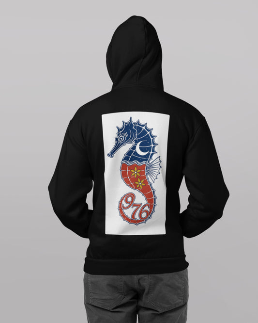 Modèle portant de dos le sweat à capuche RA HACHIRI avec blason et hippocampes de Mayotte