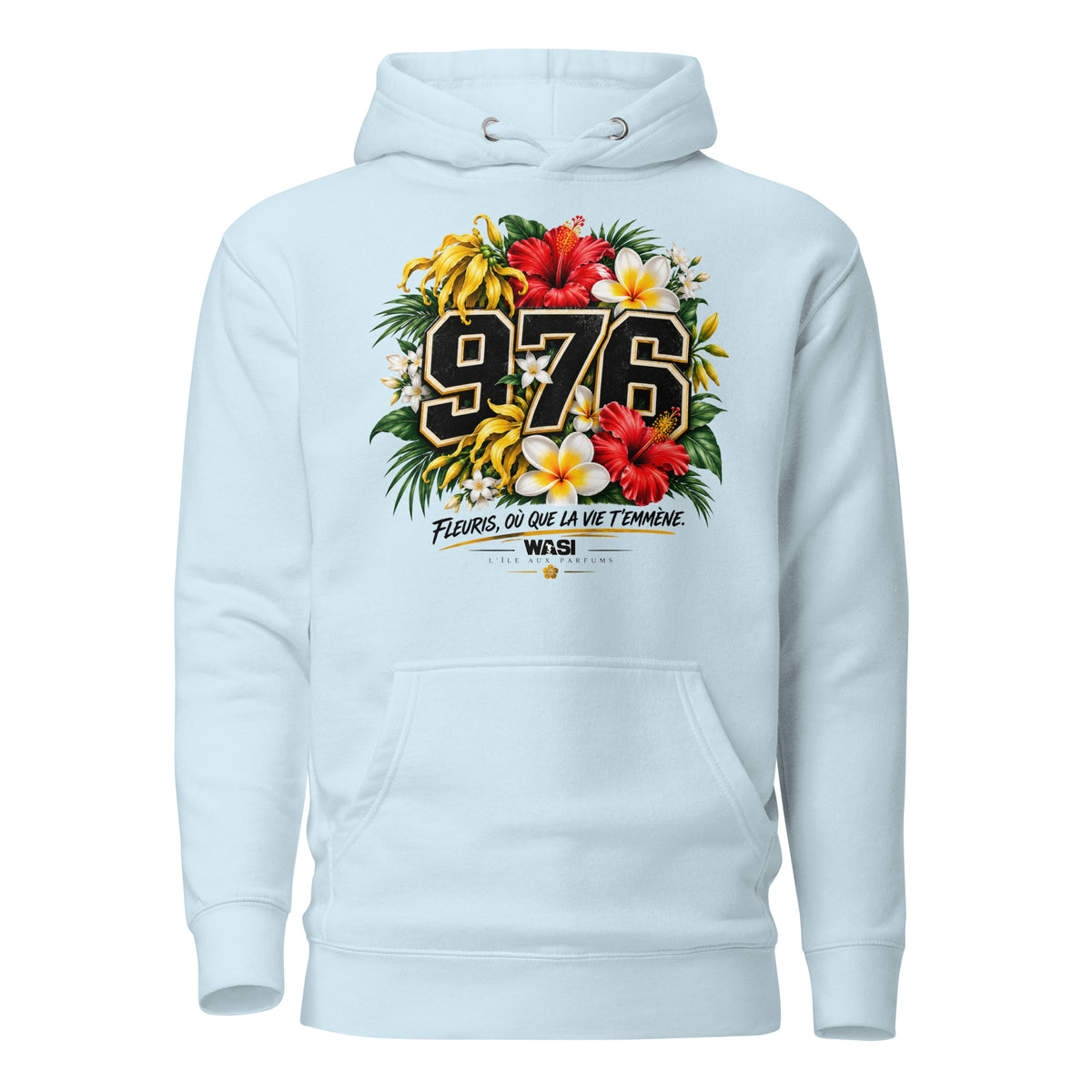 Sweat à capuche WASI bleu ciel, vu de face, avec poche kangourou, motif 976 entouré de fleurs tropicales et inscription « Fleuris, où que la vie t’emmène ».