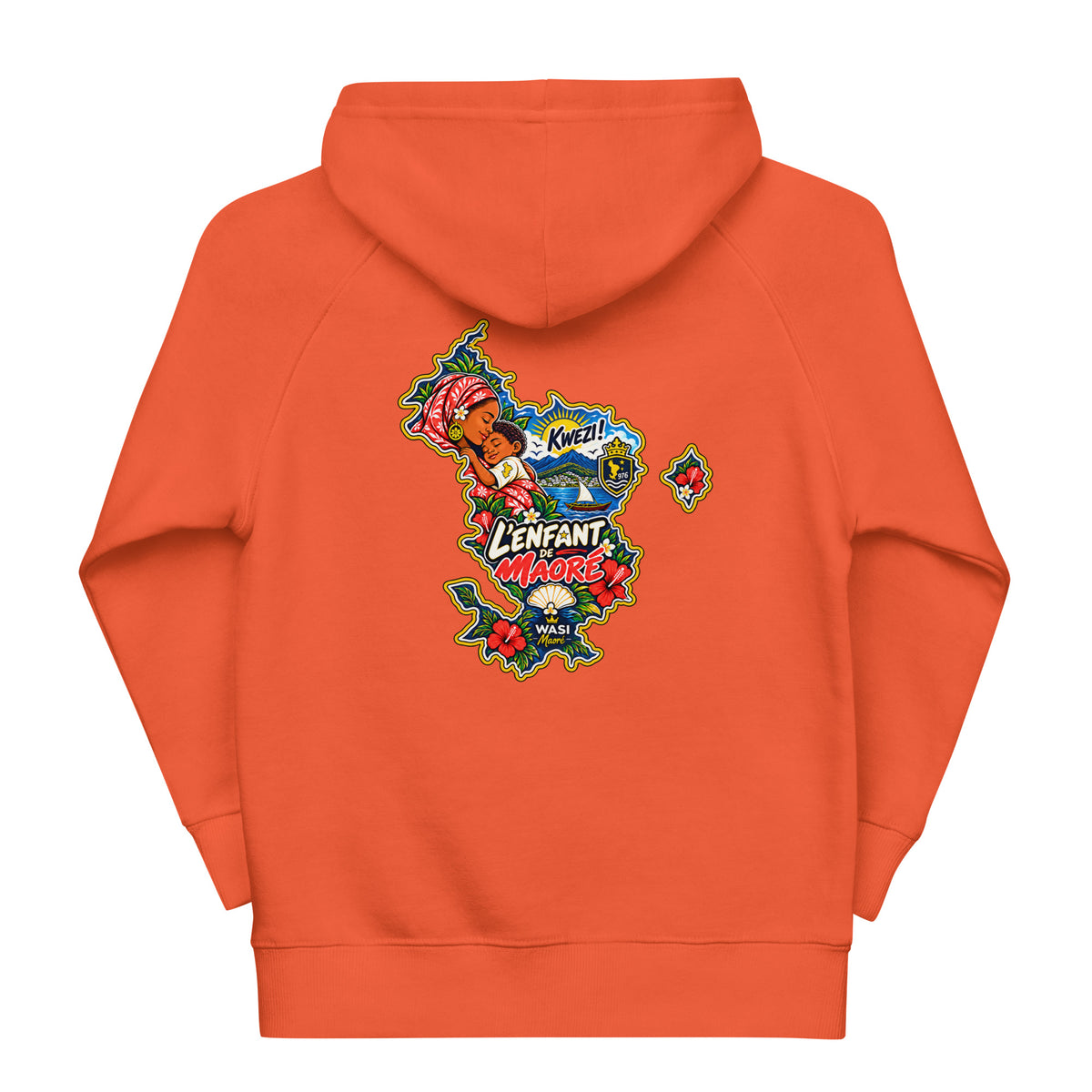 Sweat à capuche enfant orange brûlé vu de dos, avec carte de Mayotte colorée, mère tenant son bébé et inscription L’Enfant de Maoré. 