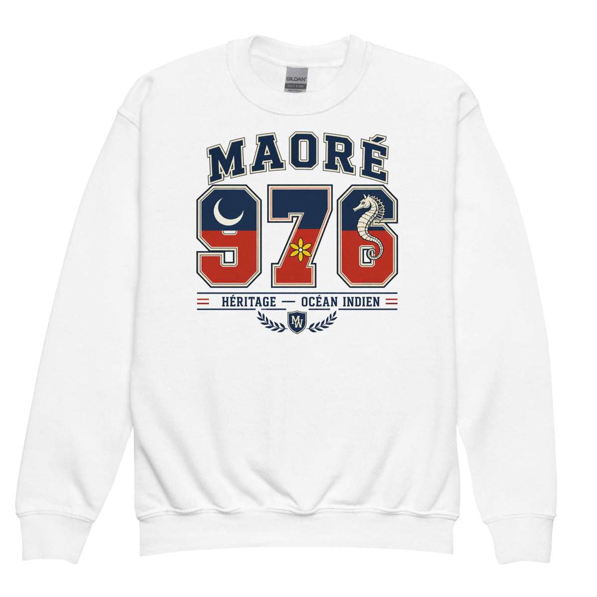 Sweat enfant blanc à col rond vu de face, motif Maoré 976 bleu et rouge avec croissant de lune, fleur jaune et hippocampe.