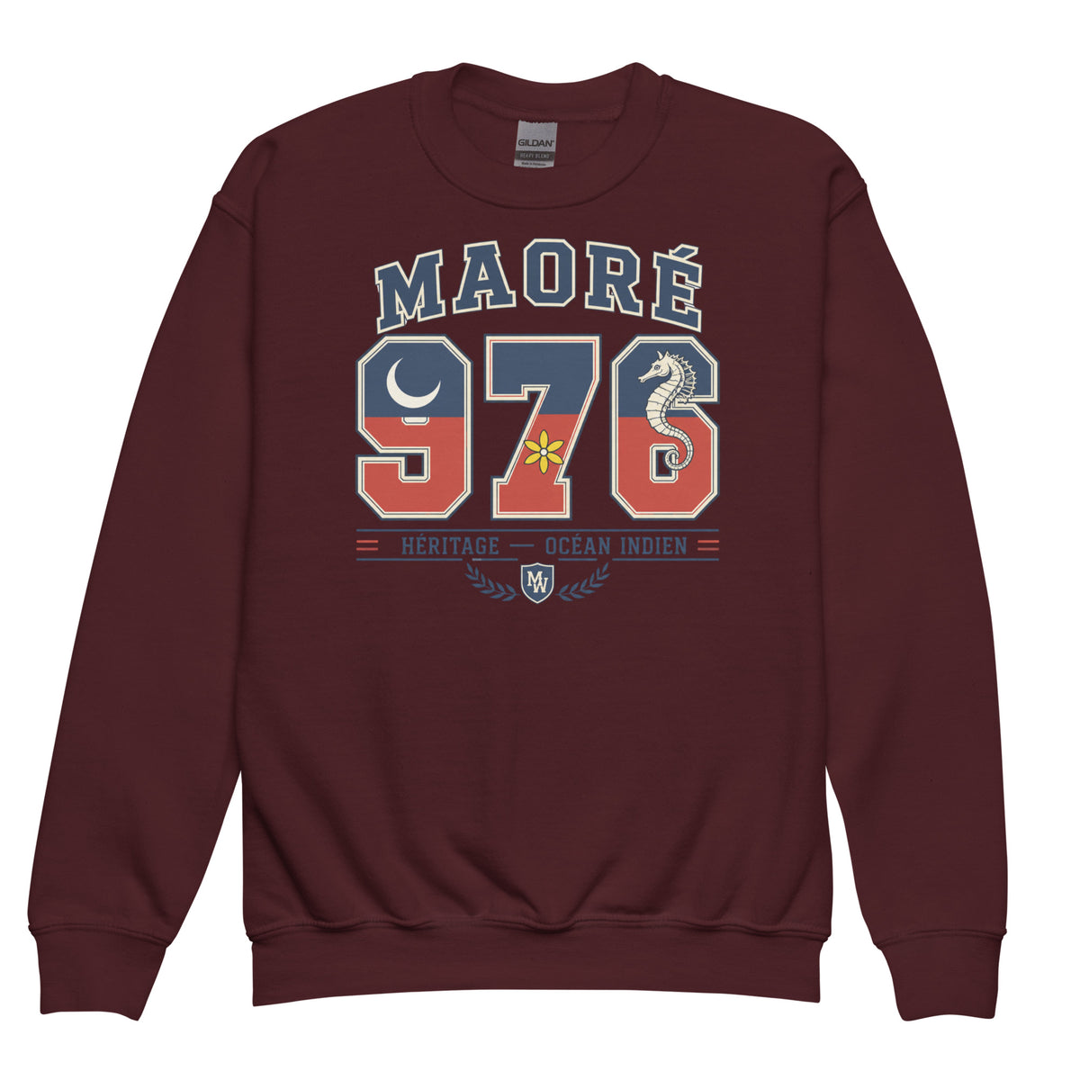  Sweat enfant bordeaux à col rond vu de face, motif Maoré 976 bleu et rouge avec croissant de lune, fleur jaune et hippocampe.