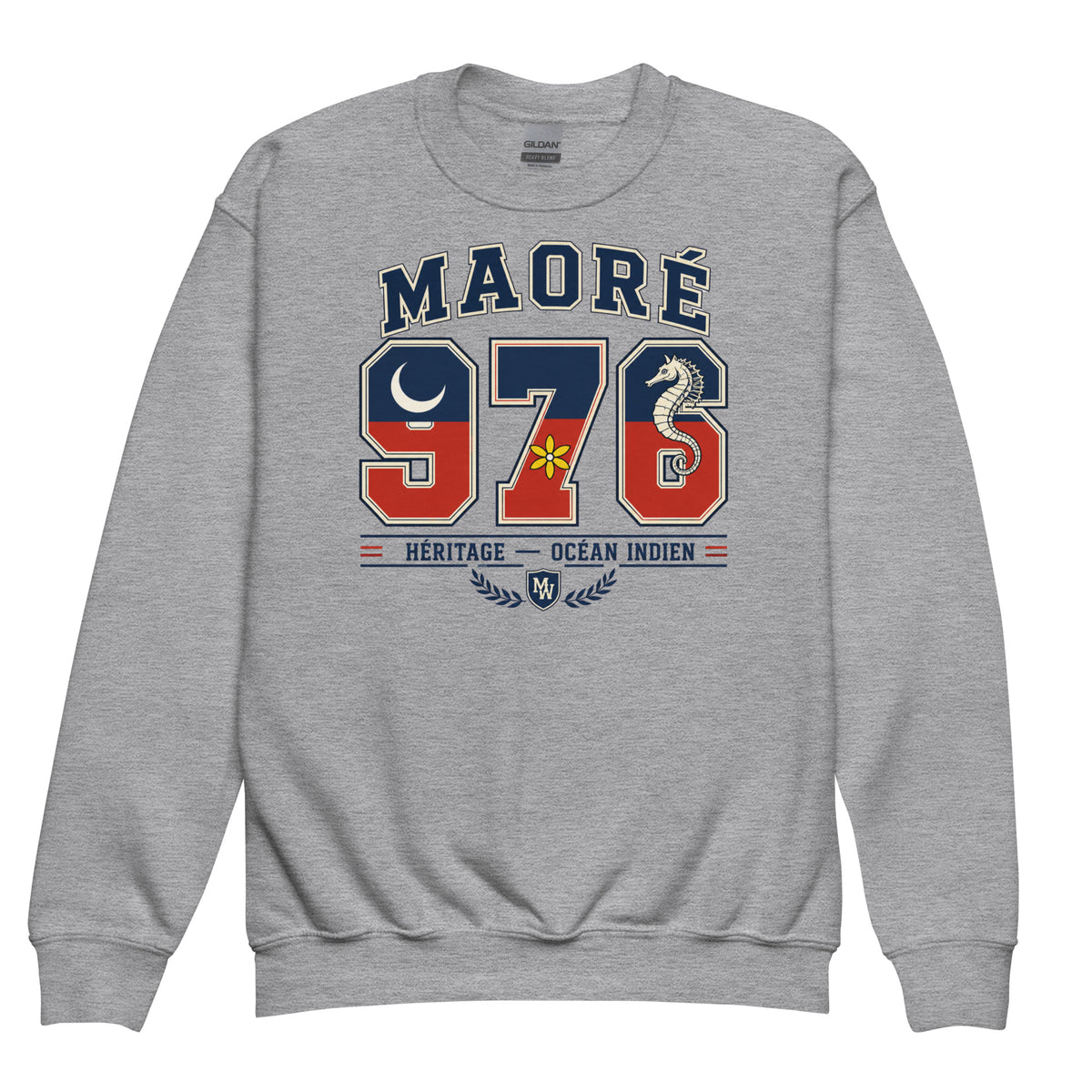  Sweat enfant gris chiné à col rond vu de face, motif Maoré 976 bleu et rouge avec croissant de lune, fleur jaune et hippocampe. 