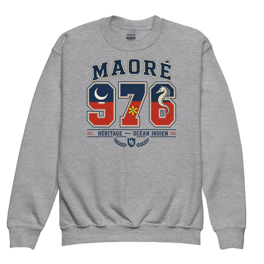  Sweat enfant gris chiné à col rond vu de face, motif Maoré 976 bleu et rouge avec croissant de lune, fleur jaune et hippocampe. 