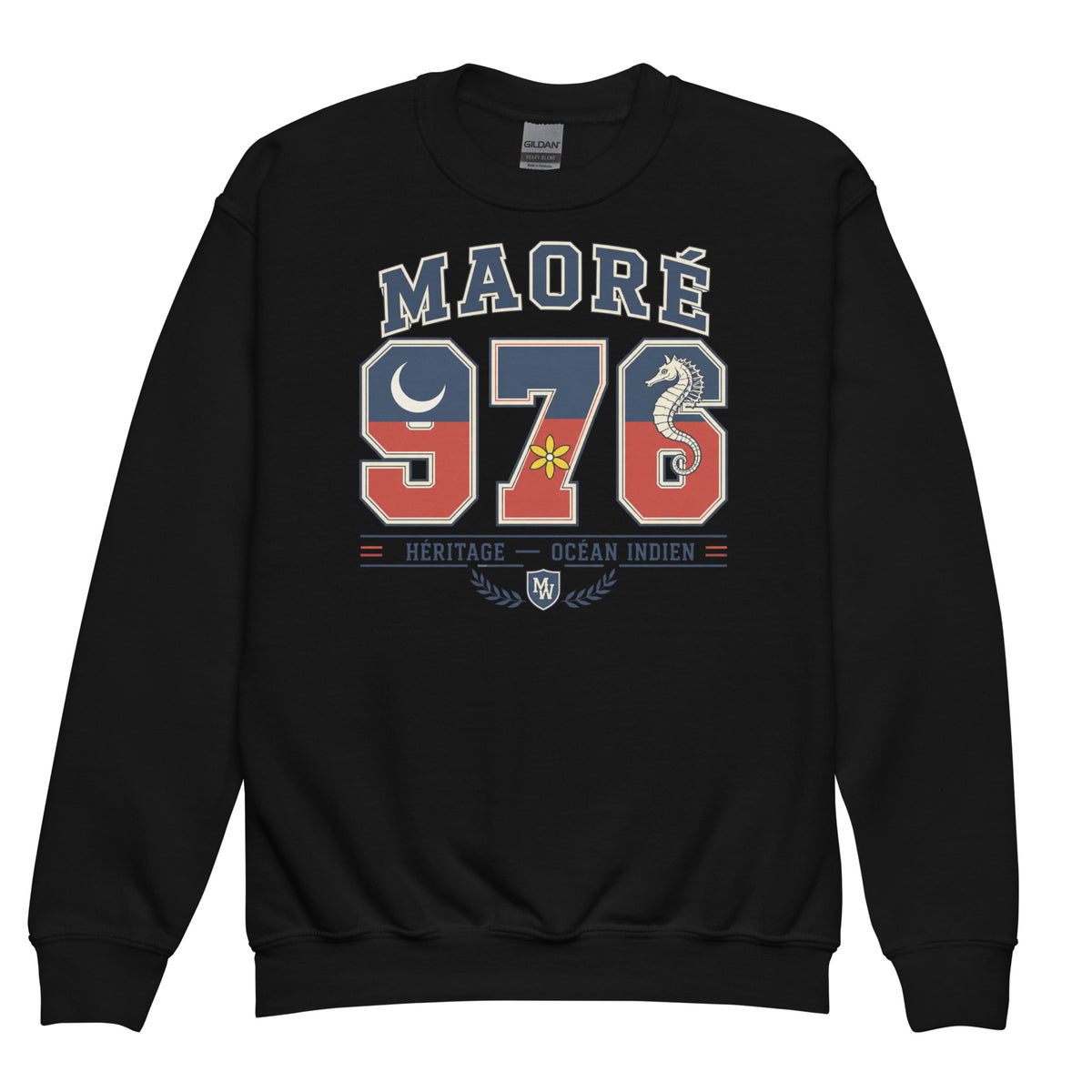 Sweat enfant noir à col rond vu de face, motif Maoré 976 bleu et rouge avec croissant de lune, fleur jaune et hippocampe