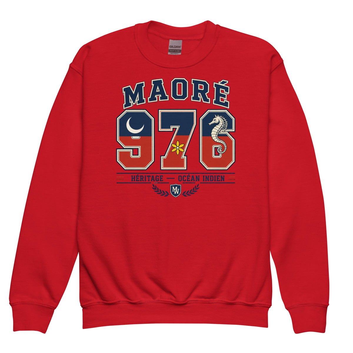 Sweat enfant rouge à col rond vu de face, motif Maoré 976 bleu et rouge avec croissant de lune, fleur jaune et hippocampe
