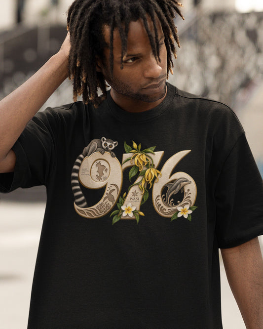 Modèle portant le t-shirt oversize 976 avec motif maki, animal emblématique de Mayotte