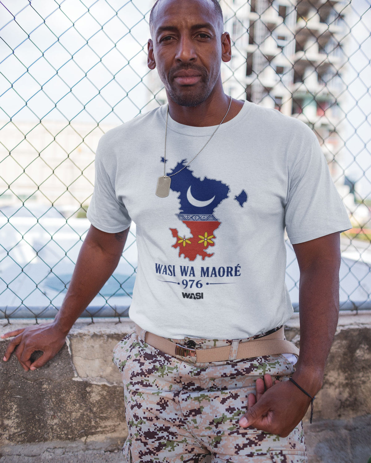 Modèle portant le t-shirt WASI avec carte de Mayotte, symboles mahorais et numéro 976