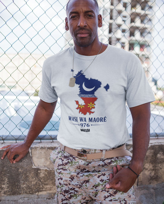 Modèle portant le t-shirt WASI avec carte de Mayotte, symboles mahorais et numéro 976