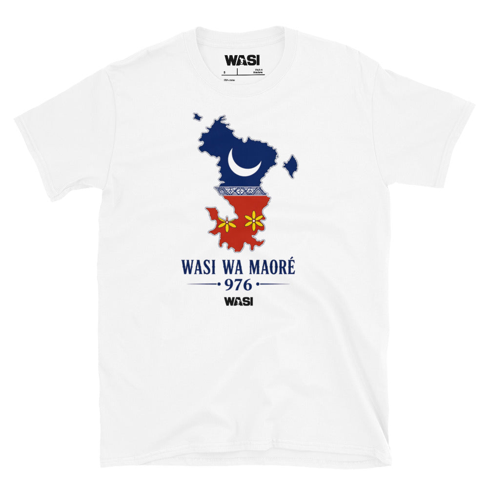 T-shirt blanc Carte de Mayotte avec design Heritage Flag — croissant de lune, ylang-ylang et motifs salouva — WASI WA MAORÉ 976