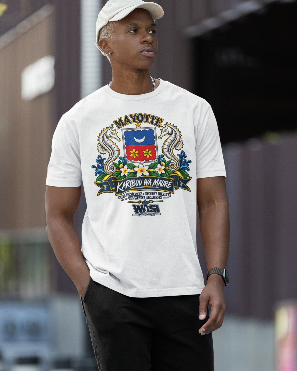 Modèle portant le t-shirt unisexe Karibou wa Maoré inspiré de Mayotte