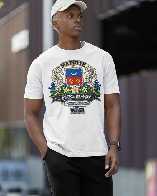 Modèle portant le t-shirt unisexe Karibou wa Maoré inspiré de Mayotte