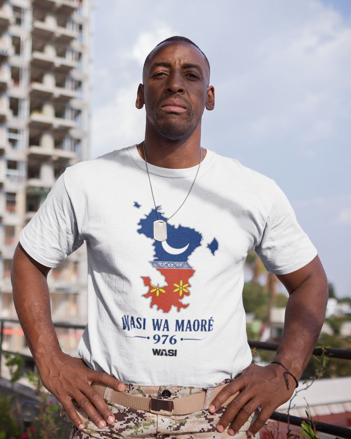 Modèle portant le t-shirt WASI WA MAORÉ 976 inspiré de l’identité et de la culture de Mayotte