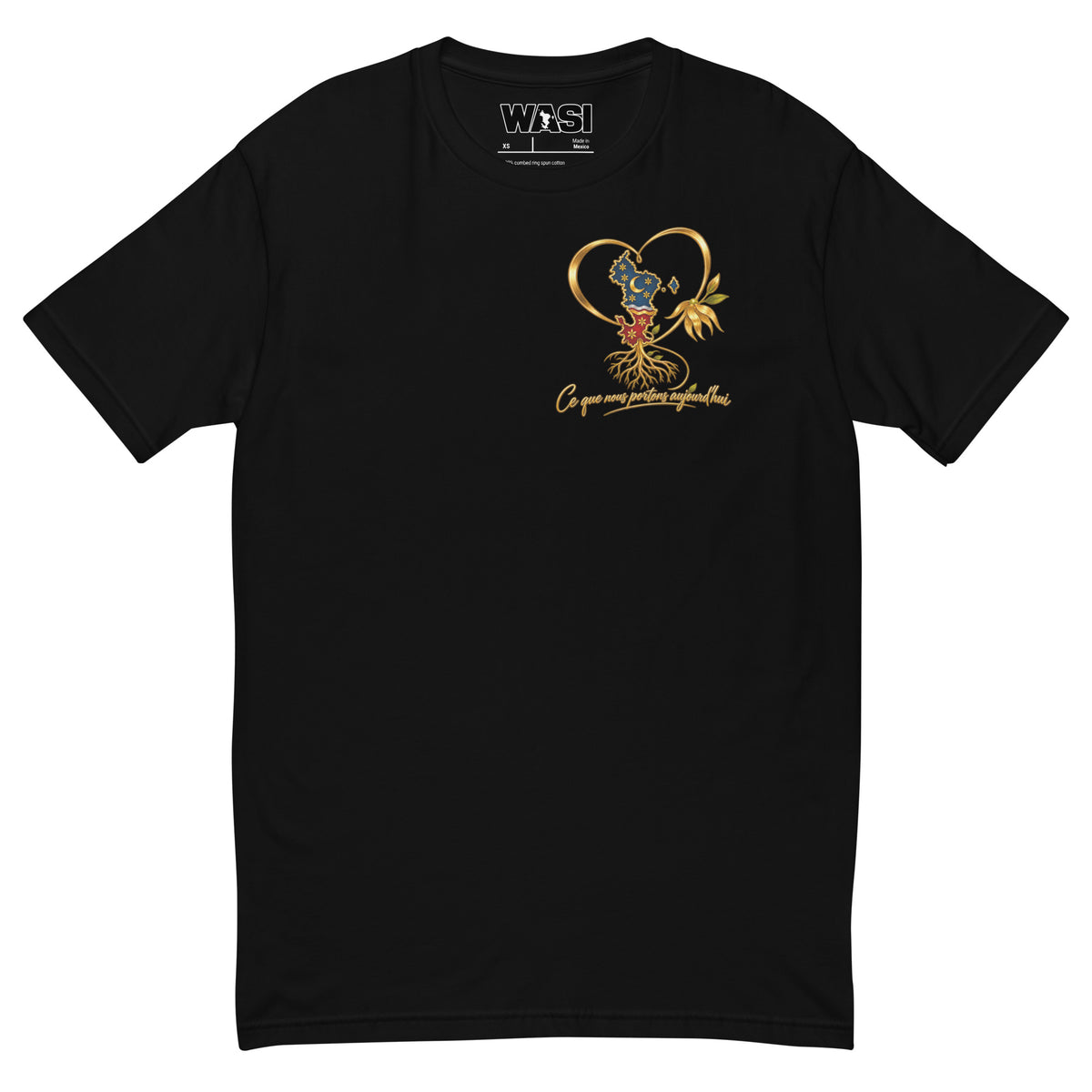 T-shirt adulte noir vu de face, avec cœur doré, carte de Mayotte, racines, fleur d’ylang-ylang et inscription “Ce que nous portons aujourd’hui”. 