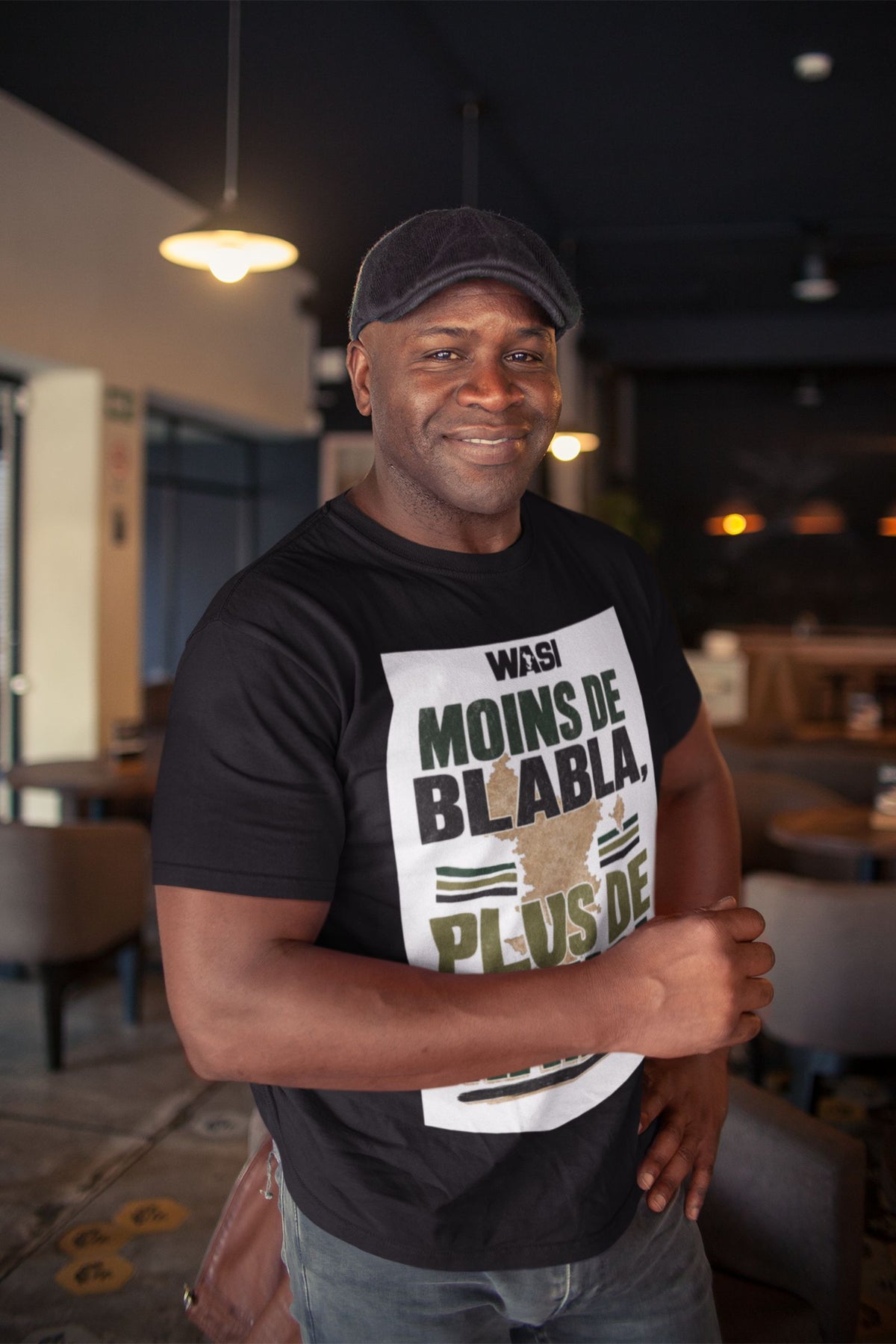 Portrait 3/4 du t-shirt noir WASI Mataba — slogan et illustration carte de Mayotte visibles, port décontracté