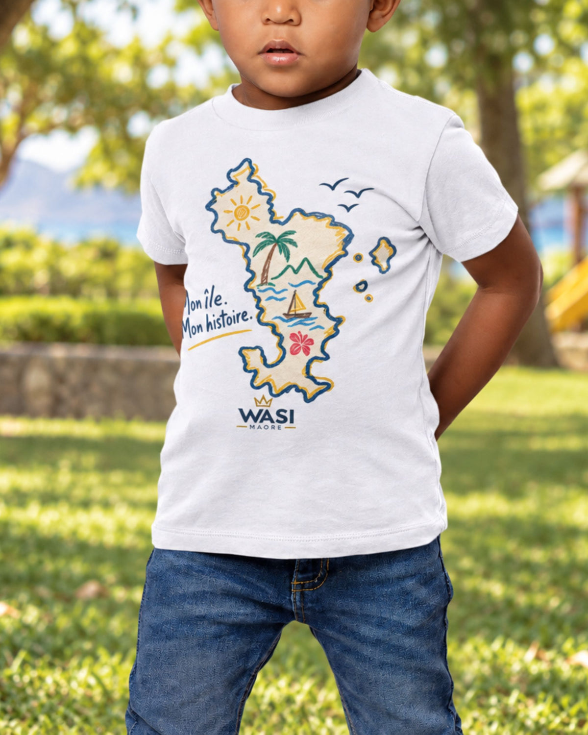 T-shirt enfant avec carte de Mayotte et motif Mon île. Mon histoire, porté de face