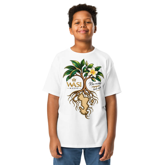 Vue de face du t-shirt enfant blanc Nos Racines Voyagent avec Nous, avec un design symbolique inspiré de Mayotte.