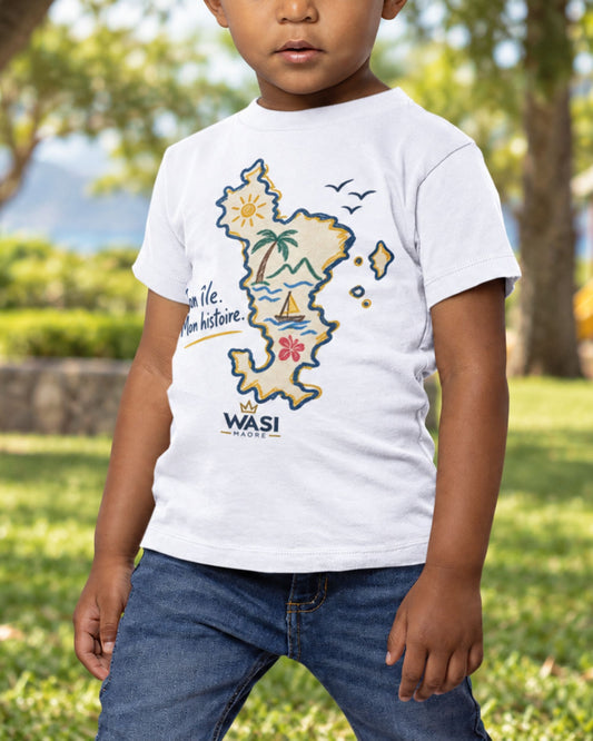 Enfant portant le t-shirt Mon île. Mon histoire avec carte illustrée de Mayotte
