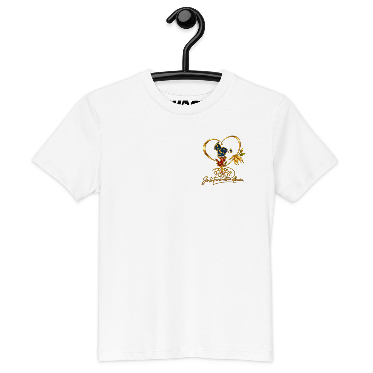 T-shirt enfant blanc sur cintre, avec cœur doré entourant une carte de Mayotte, fleur d’ylang-ylang et inscription “Je le transmettrai demain”.