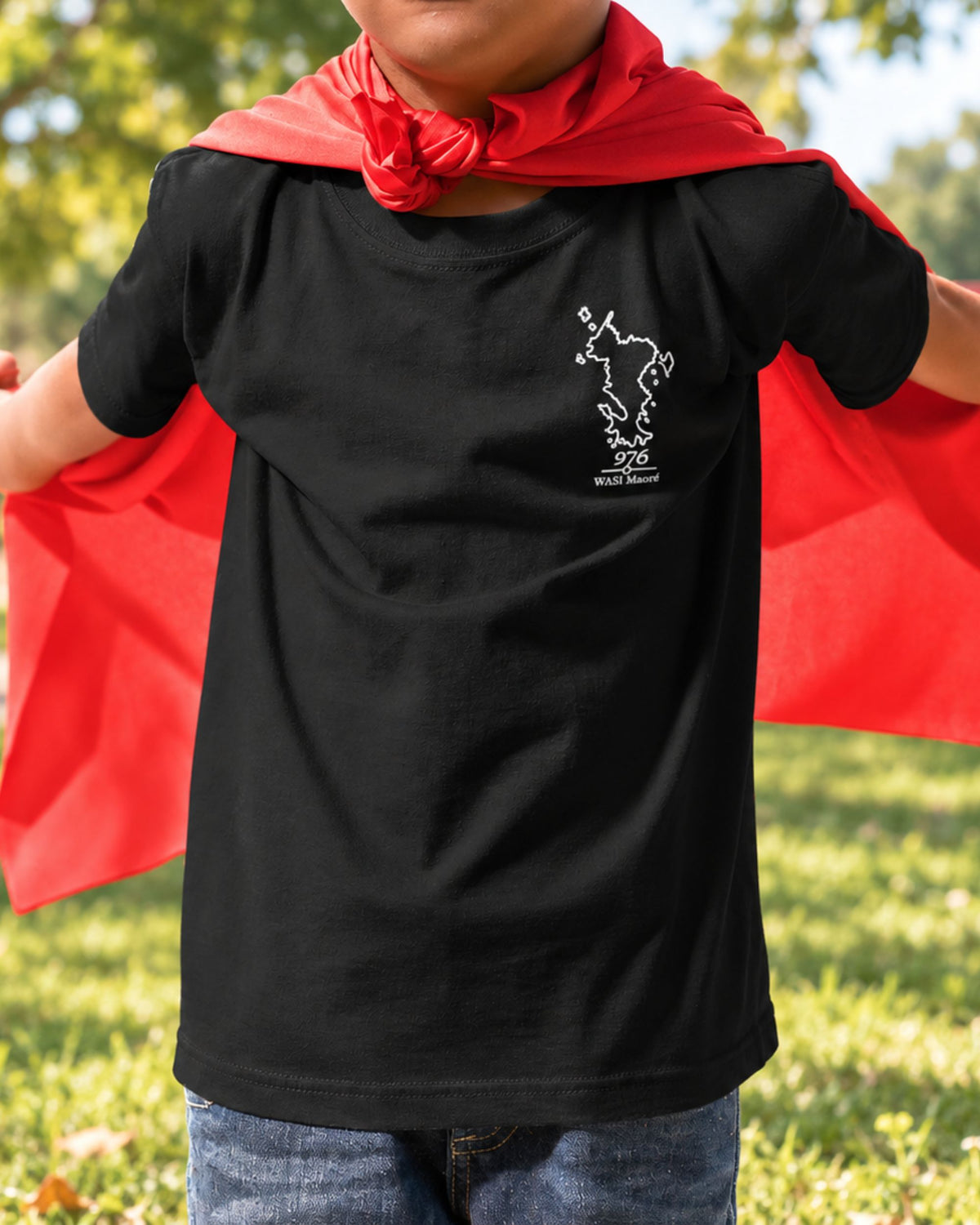 Enfant portant un t-shirt brodé avec la carte de Mayotte et le numéro 976