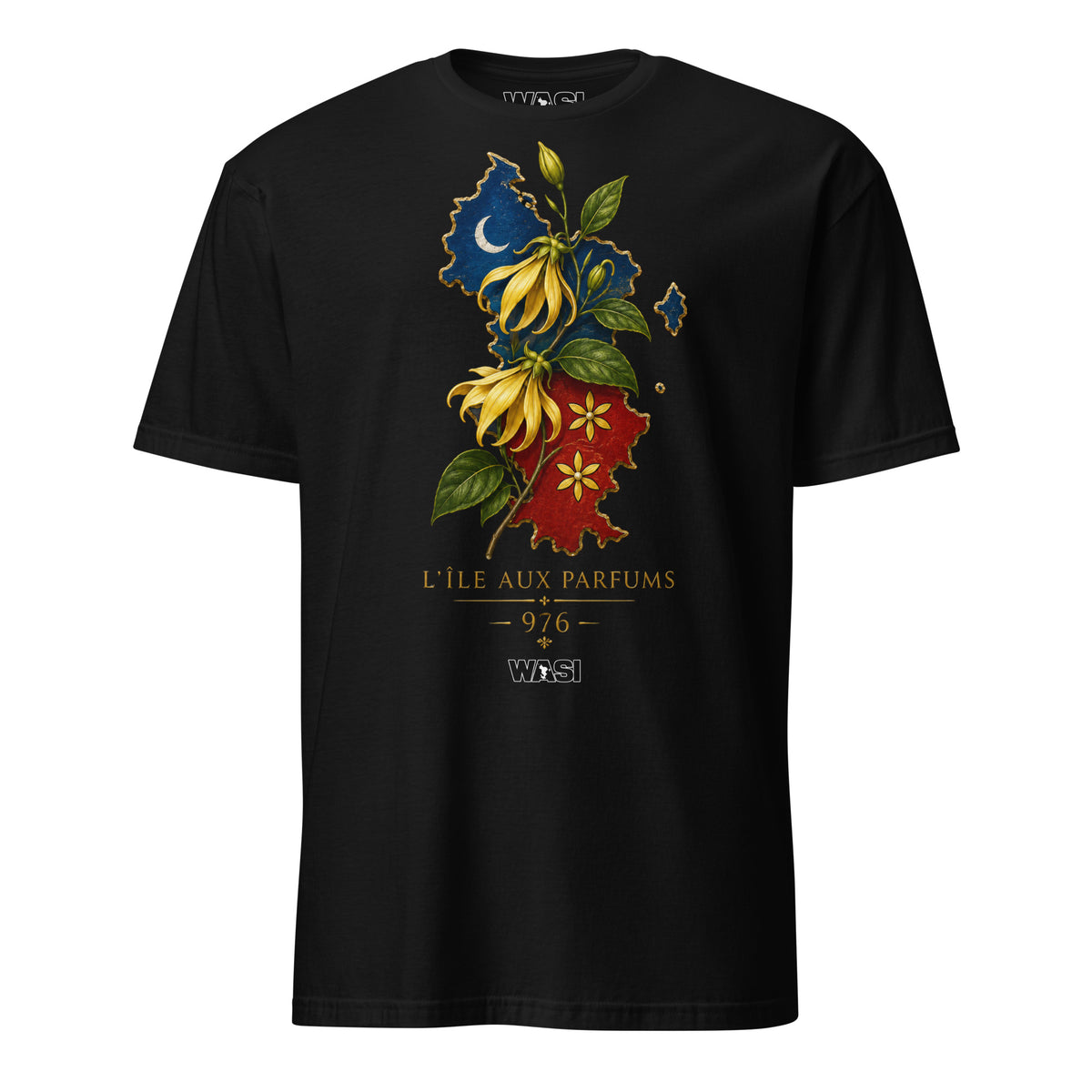 T-shirt noir vu de face, imprimé d’une carte de Mayotte ornée de fleurs jaunes, avec l’inscription « L’Île aux Parfums 976 » WASI MAORÉ.