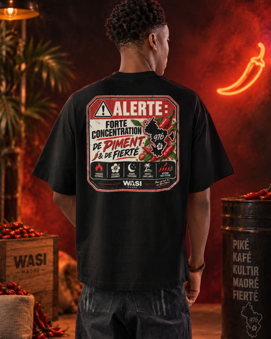 Modèle portant le t-shirt oversize Forte Concentration de Piment et de Fierté
