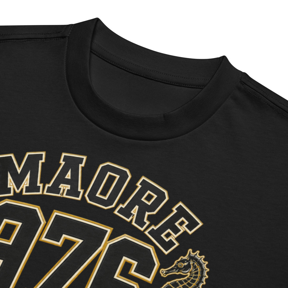 Gros plan sur le col et le design du t-shirt noir WASI « Roho ya Maoré 976 », mettant en valeur l'impression premium, les finitions du coton et le motif inspiré de Mayotte.