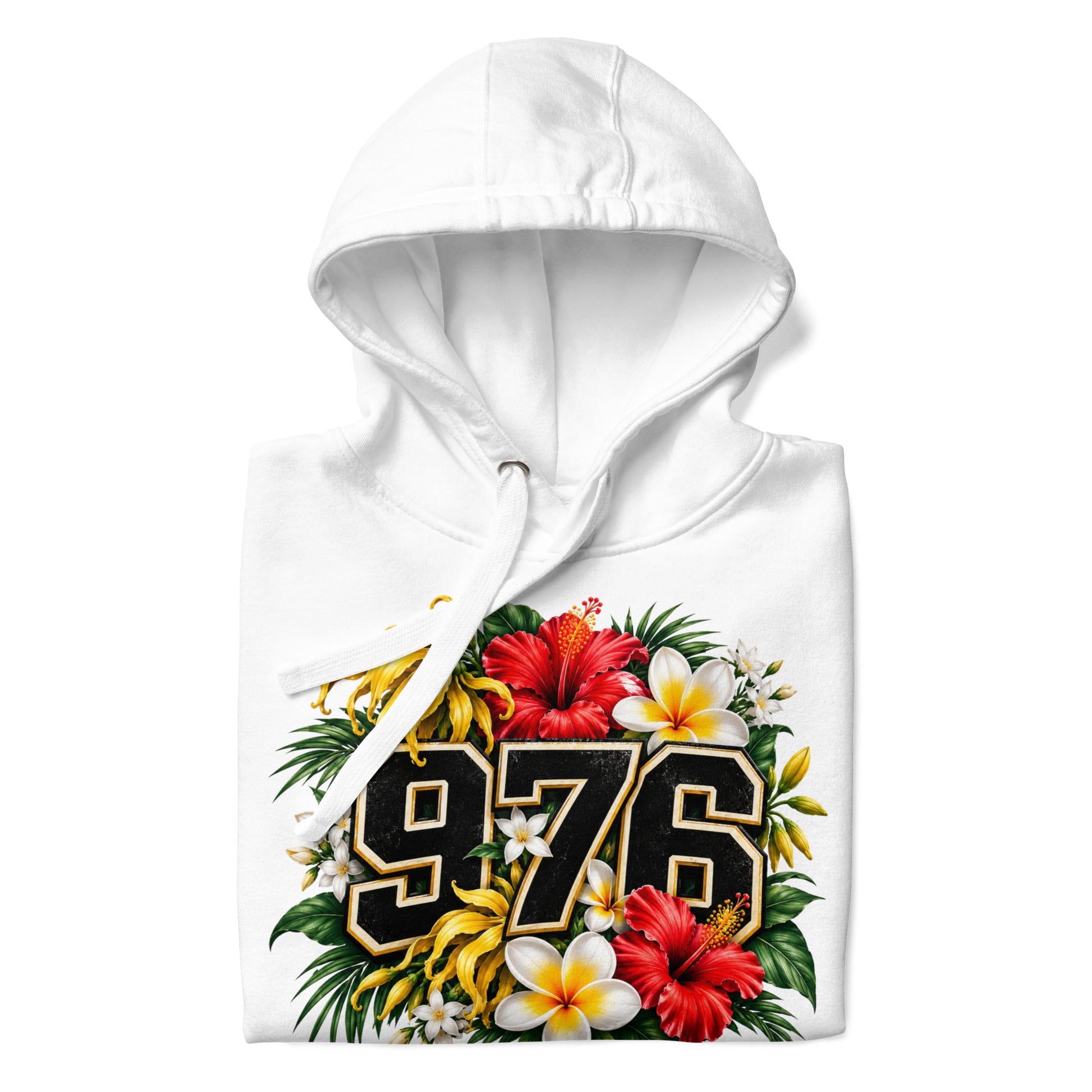 Sweat à capuche blanc WASI avec design 976 entouré de fleurs emblématiques de Mayotte (ylang-ylang, hibiscus, frangipanier et jasmin), collection Mila Yatu.