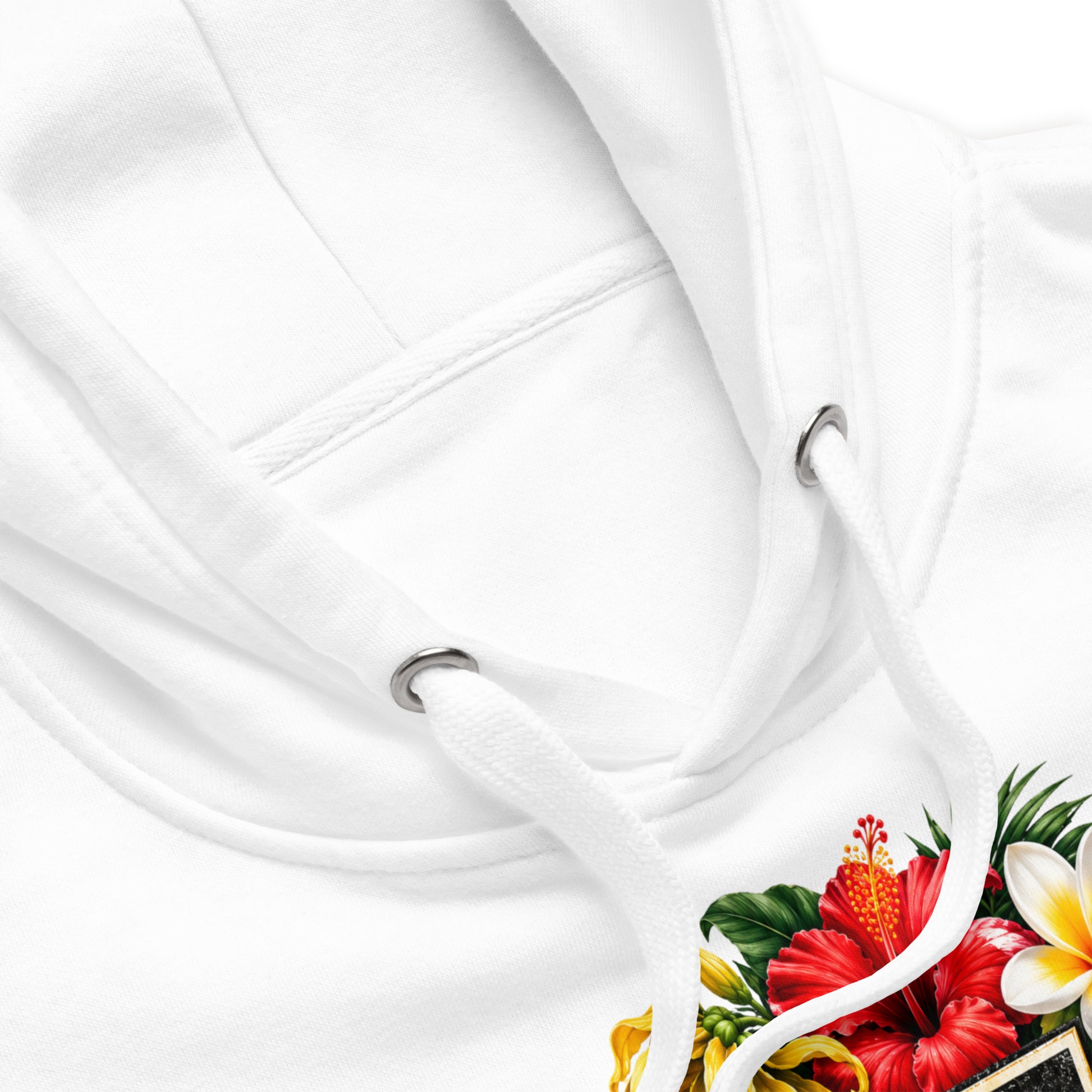 Gros plan sur la capuche et les cordons d'un sweat à capuche blanc WASI, avec aperçu du design floral 976 inspiré de Mayotte et de la collection Mila Yatu.