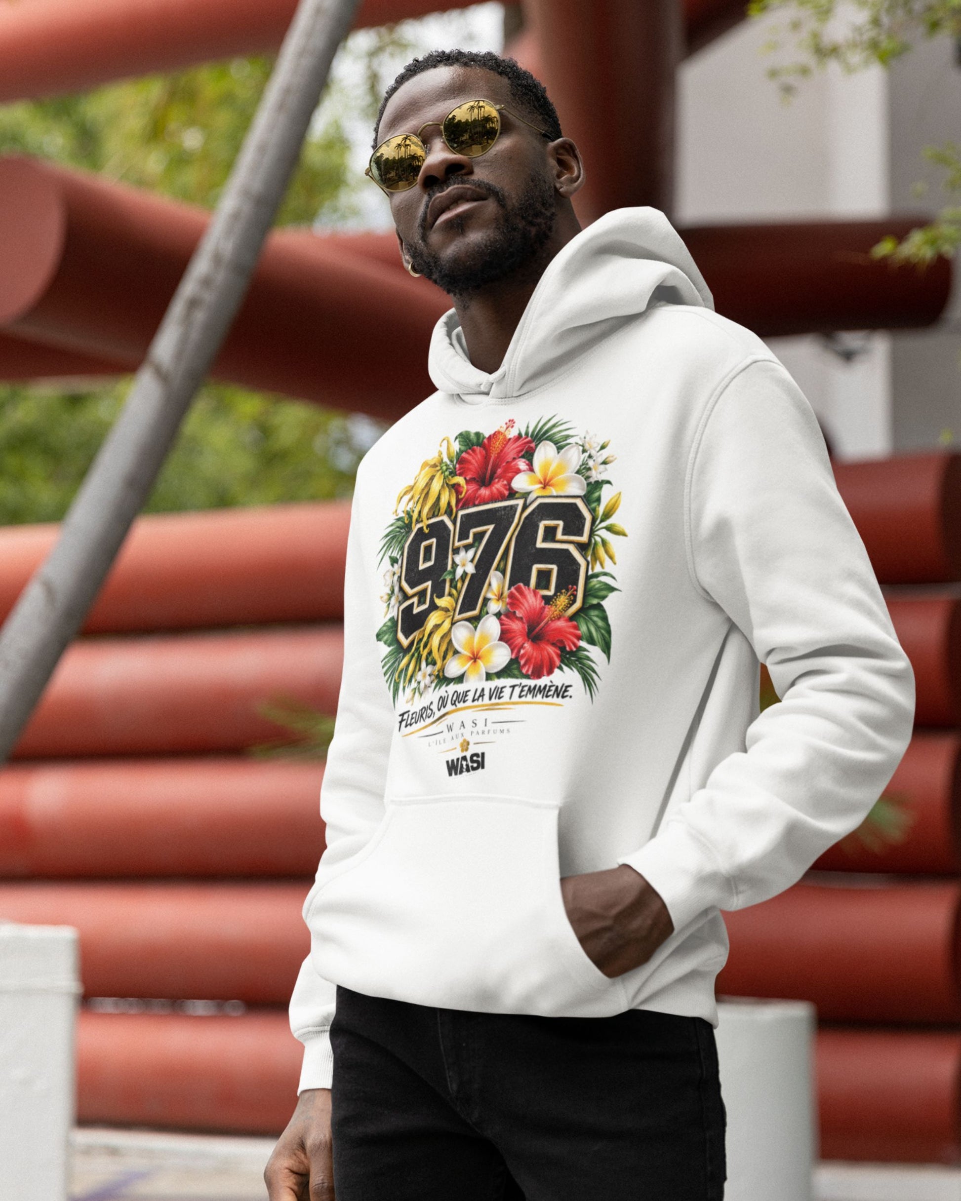 Homme portant un sweat à capuche blanc WASI 976 Floral Explosion, vêtement streetwear inspiré des fleurs emblématiques et du patrimoine de Mayotte.