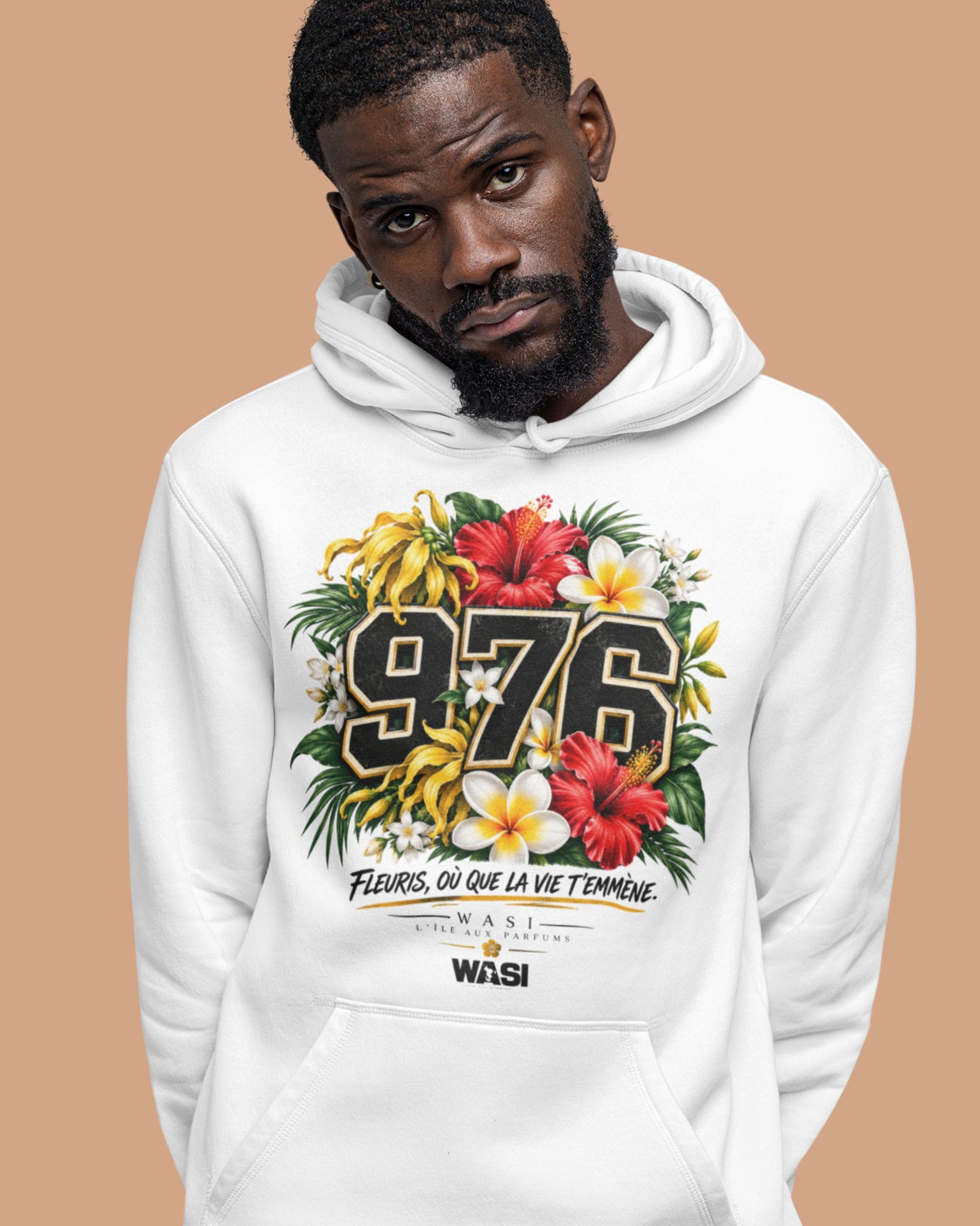 Personne portant un sweat à capuche blanc WASI 976 Floral Explosion, vêtement streetwear unisexe inspiré des fleurs emblématiques et du patrimoine de Mayotte.