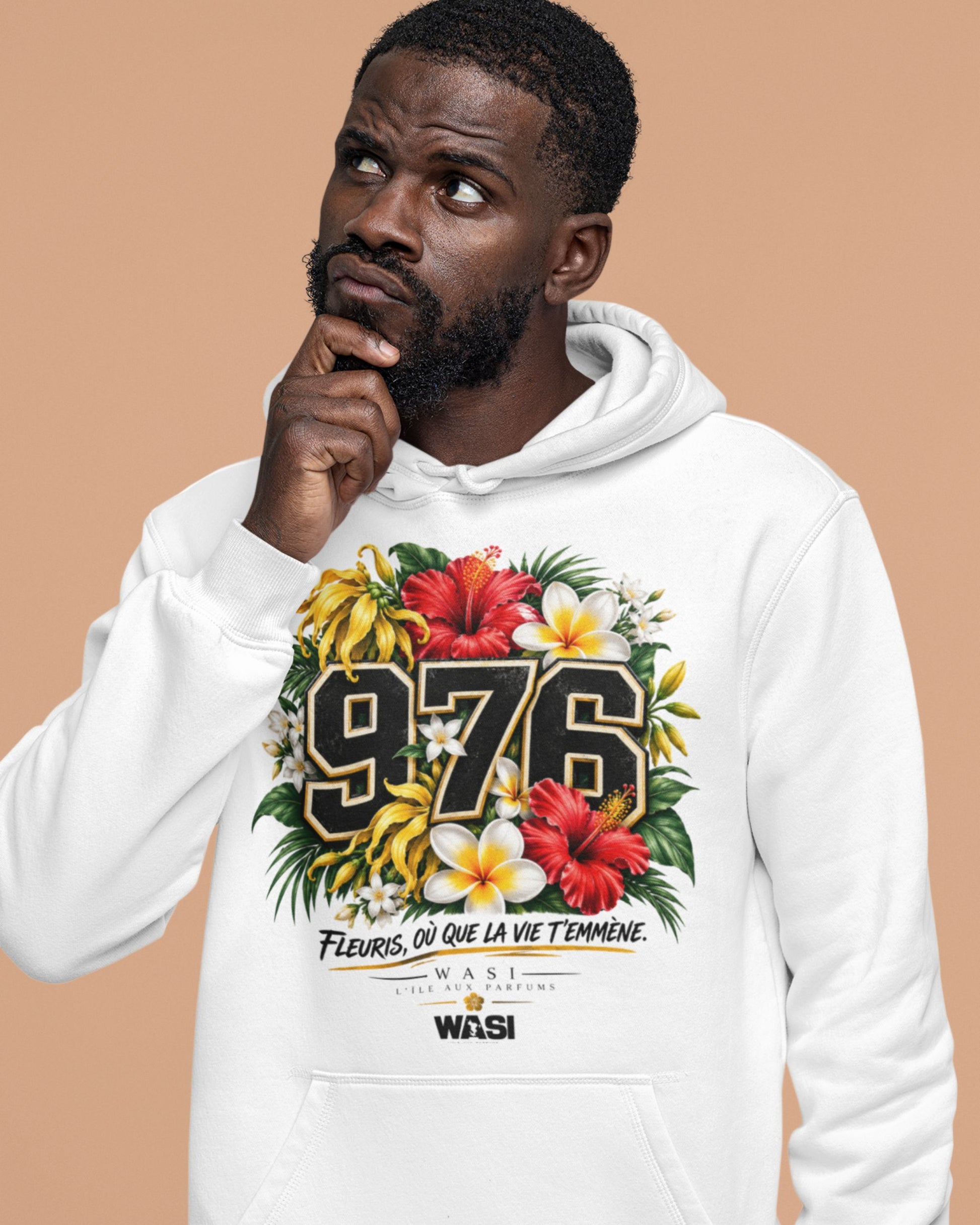 Personne portant un sweat à capuche blanc WASI 976 Floral Explosion, vêtement streetwear unisexe inspiré des fleurs emblématiques et du patrimoine de Mayotte.