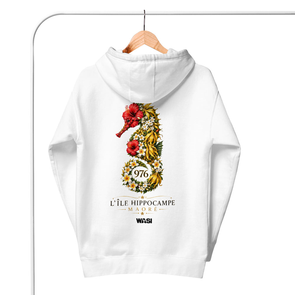 Vue arrière d'un sweat à capuche blanc WASI avec illustration d'un hippocampe fleuri et inscription L'Île Hippocampe Maoré, vêtement streetwear inspiré de la biodiversité et du lagon de Mayotte.