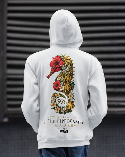 Homme portant un sweat à capuche blanc WASI vu de dos avec illustration d'un hippocampe fleuri 976 et inscription L'Île Hippocampe Maoré, vêtement streetwear inspiré de la biodiversité et du lagon de Mayotte.