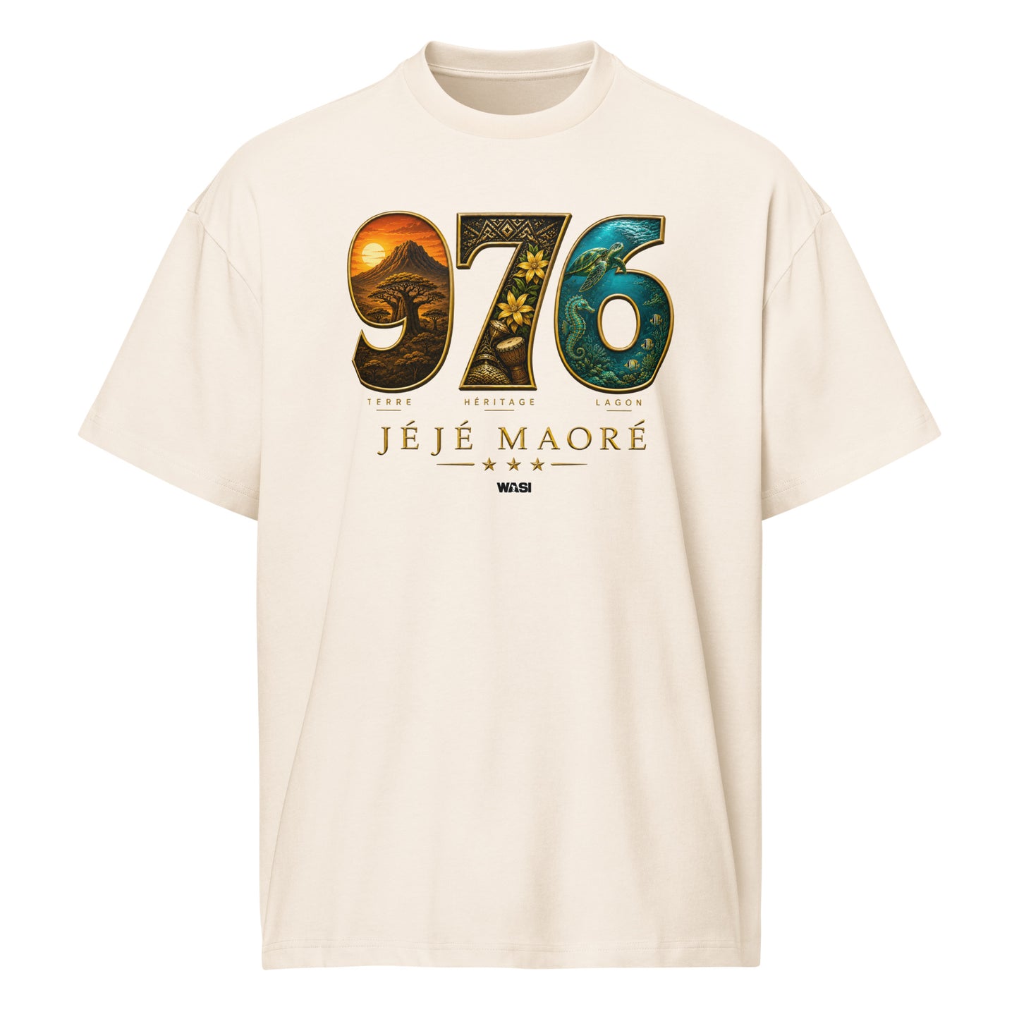 T-shirt unisexe écru 976 JÉJÉ MAORÉ WASI avec illustration du Mont Choungui, du lagon de Mayotte, de la tortue marine, de l'hippocampe et des fleurs d'ylang-ylang sur coton premium.