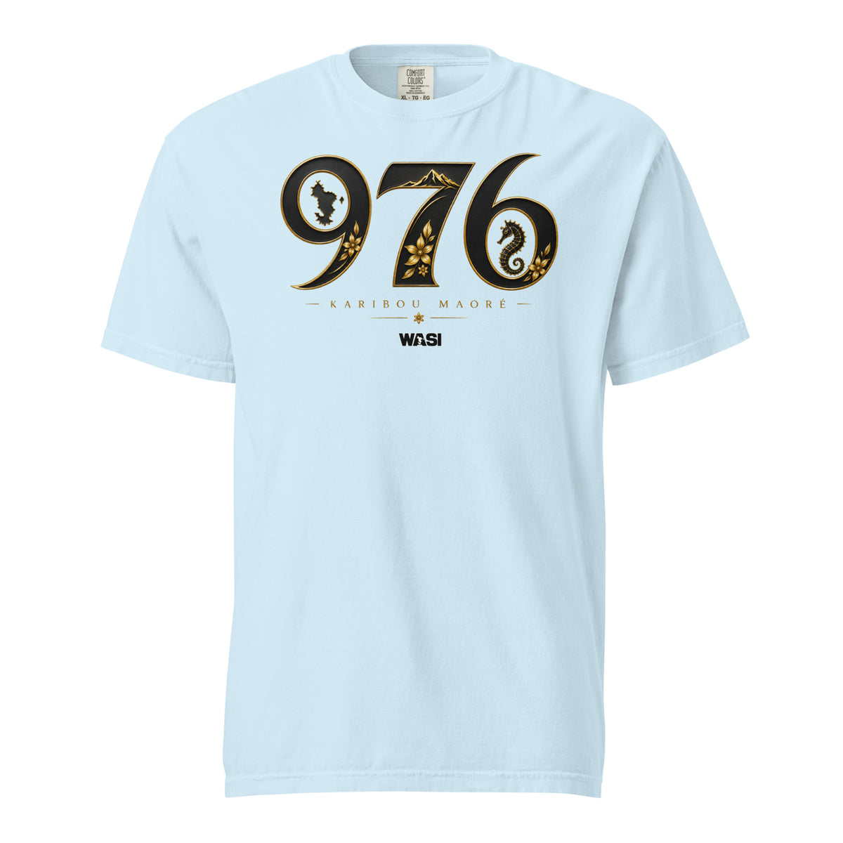 T-shirt unisexe bleu ciel 976 Karibou Maoré WASI avec design doré inspiré de Mayotte, intégrant la carte de l'île, le Mont Choungui, l'hippocampe et des fleurs d'ylang-ylang.